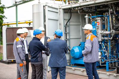 GrInHy2.0 project team in front of the electrolysis system in Salzgitter GrInHy2.0 project team in front of the electrolysis system in Salzgitter