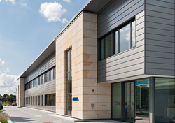Betriebsgebäude in Bad Oeynhausen mit Steckpaneelsystem aus Stahlblech Foto vom Betriebsgebäude in Bad Oeynhausen mit Steckpaneelsystem aus Stahlblech