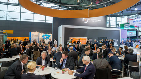 Conversations at the stand Photo of visitors of the fair talking to employers of the Salzgitter aG