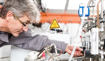 Hochtemperaturkorrosionsprüfung Foto eines Mitarbeiters bei der Durchführung einer Hochtemperaturkorrosionsprüfung