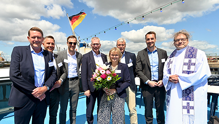 HGK Shipping und Salzgitter AG setzen mit Taufe der „Blue Marlin“ neue Maßstäbe für nachhaltige Antriebstechniken in der Binnenschifffahrt HGK Shipping und Salzgitter AG setzen mit Taufe der „Blue Marlin“ neue Maßstäbe für nachhaltige Antriebstechniken in der Binnenschifffahrt