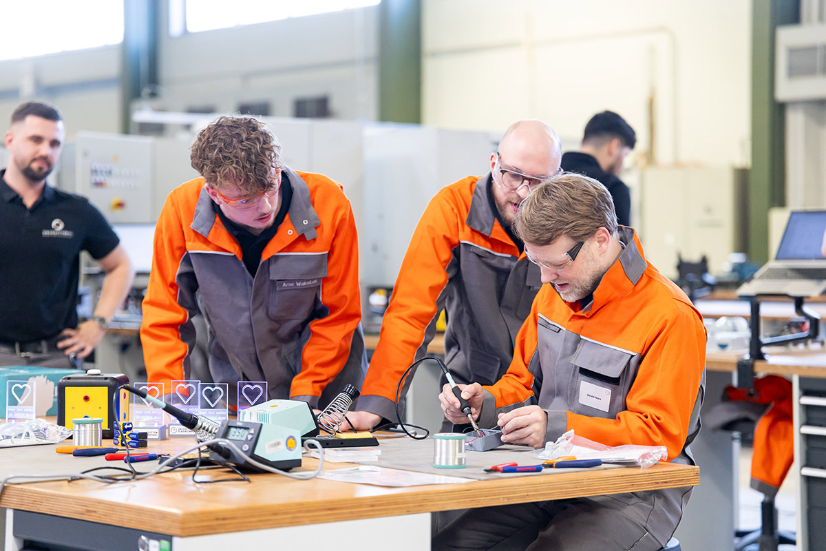 Finanzminister Gerald Heere in der Ausbildungswerkstatt der Salzgitter AG Foto von Finanzminister Gerald Heere in der Ausbildungswerkstatt der Salzgitter AG