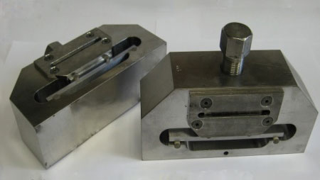 4-point bending samples in clamp Photo of the 4-point bending samples in clamp