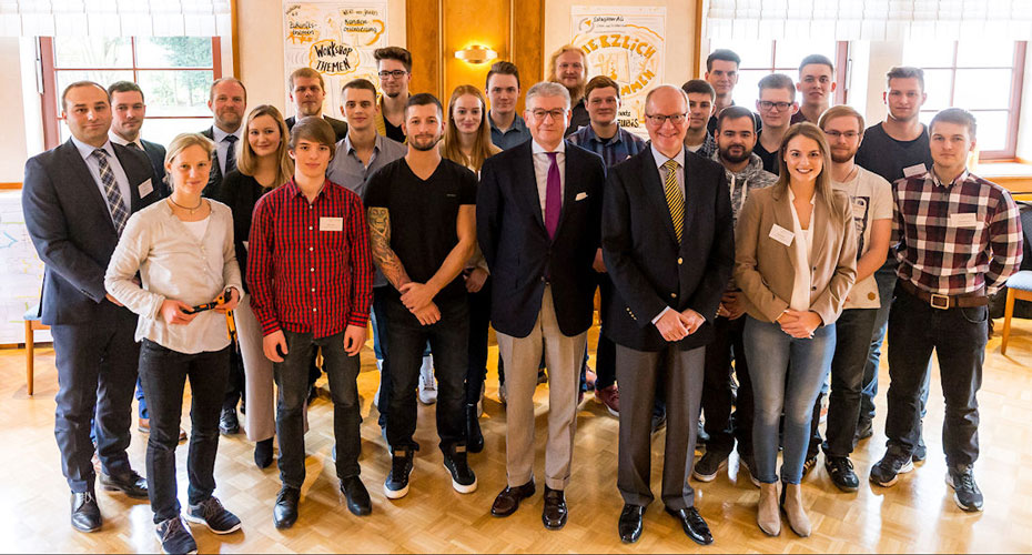 Gruppenbild Vorstände mit Auszubildenden Gruppenbild von den Vorstände mit den Auszubildenden