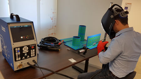 Smart Labor Schweißsimulator Foto eines Nutzers, der den Schweißsimulator testet.