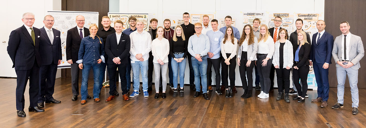 [Translate to Englisch:] Gruppenfoto der 20 Auszubildende aus dem Salzgitter-Konzern und den drei Vorständen