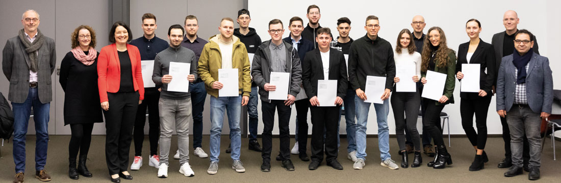 Ehrung von besonderen Ausbildungsleistungen Gruppenfoto der geehrten Auszubildenden mit ihren Ausbildern sowie dem Geschäftsführer und Betriebsrat