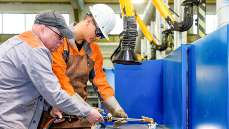 Flame cutting training Photo of a trainer with an industrial mechanic