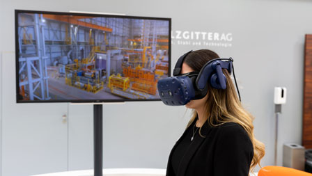[Translate to Englisch:] Foto einer Besucherin mit einer Virtual Reality Brille