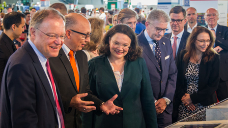 Opening tour at the IdeenExpo: At the Salzgitter stand (from left to right): Prime Minister of Lower Saxony Stephan Weil, SZAG employee Michael Schneider, Federal Minister of Labor and Social Affairs Andrea Nahles and SZAG Chief Human Resources Officer Mi