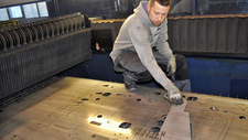 Examination laser blank Photo of machine operator Sebastian Starke examining the laser blank of the steel sheet.