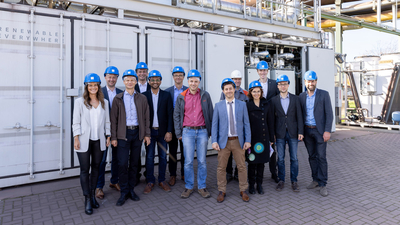 GrInHy2.0 project team in front of the Sunfire high-temperature electrolyser in Salzgitter